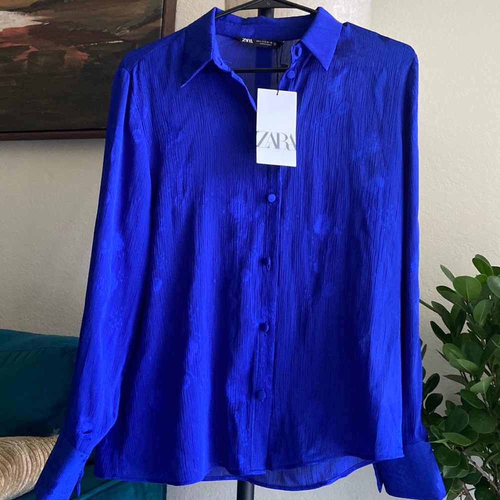 Zara blouse in beautiful blue color with flower patterns. Size (s)